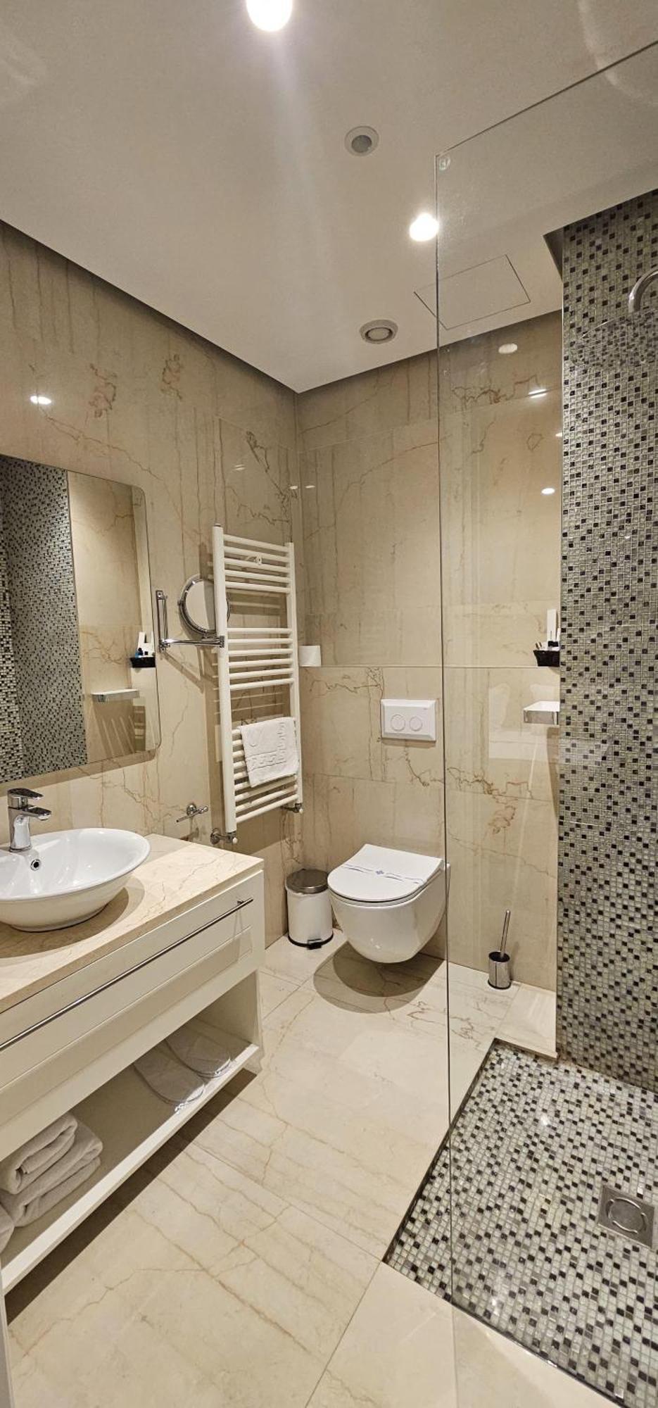 Hotel Queen Selitë e Vogël Dış mekan fotoğraf